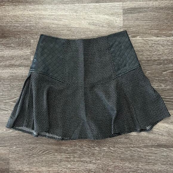 BCBGeneration Quilted Faux Leather Panel Mini Skirt Sz 8 Black White Flare VGUC - Picture 2 of 12